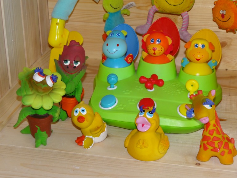 Много б/у игрушек