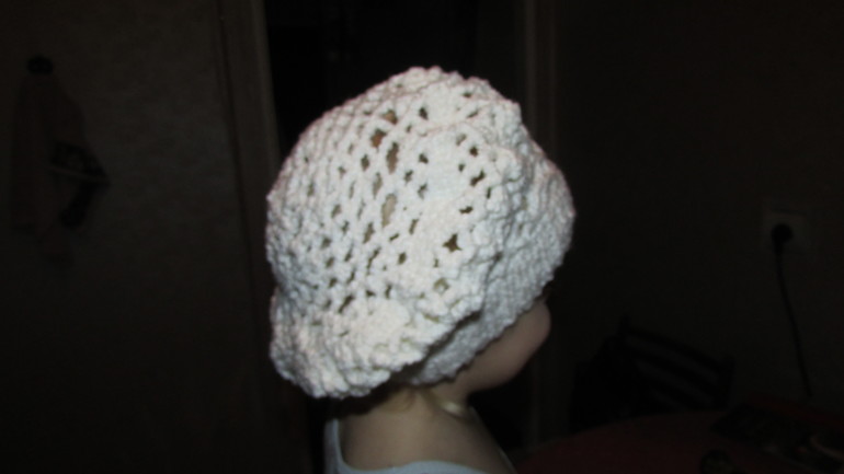 Берет дочери БЕЛАЯ НОЧЬ. На весну.