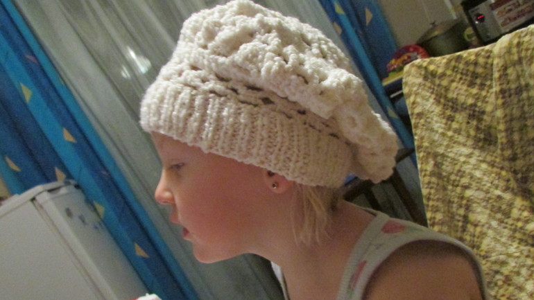 Берет дочери БЕЛАЯ НОЧЬ. На весну.