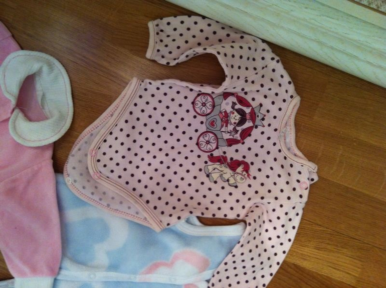 Продам пакетом вещи на 0-3 мес. Кое-что не одето ни разу!цена 1800 за пакет.в подарок-платье.