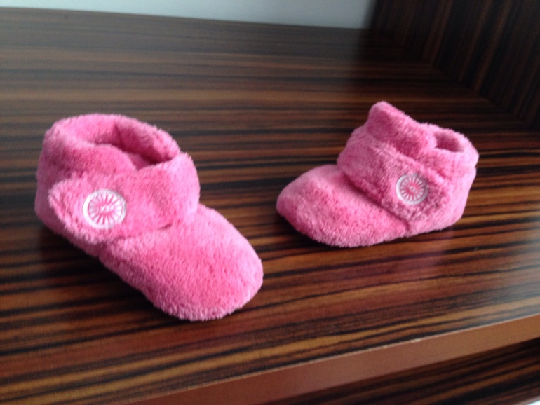 Новые мягкие ботиночки UGG оригинал на девочку.
