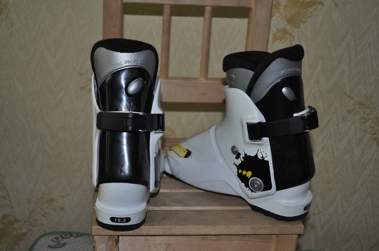 Отдам лыжные ботинки 19,5 по стельке и раздвижные коньки размер 29-33. Ясенево