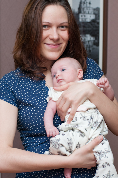 Пытается перевернуться на животик