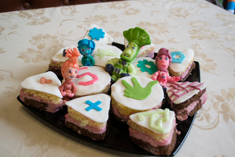 Фигурки из мастики + пироженые