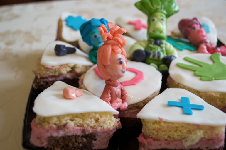 Фигурки из мастики + пироженые