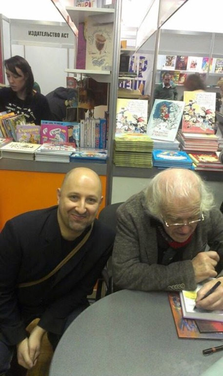 В. Постников и  замечательный художник А. Траугот  на книжной ярмарке - он дружит и работал с моей мамой в издательстве