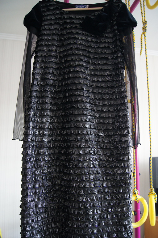 МНОГО красивой одежды на размер 50-52, есть новое и б/у в основном 1 раз, офисные костюмы и нарядные платья.