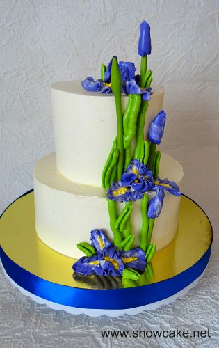 Двухъярусный кремовый торт с ирисами.
