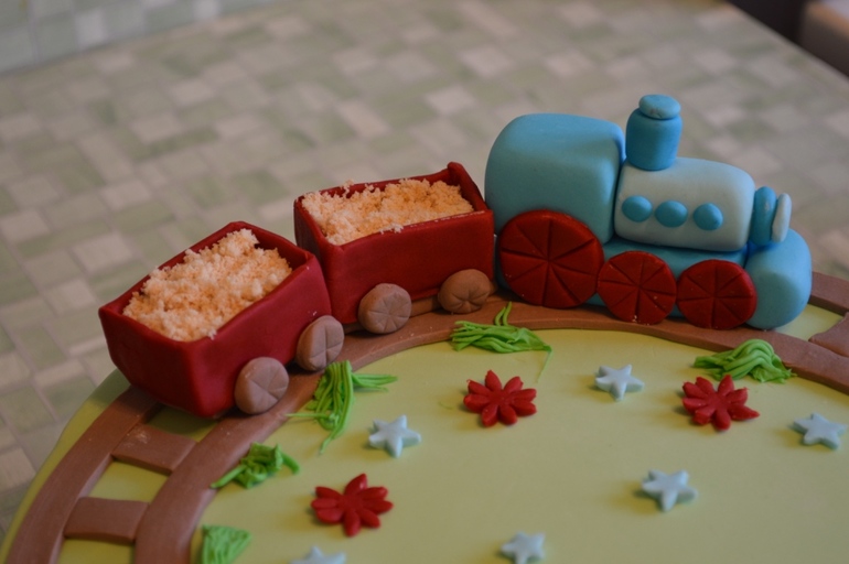 С паравозиком.