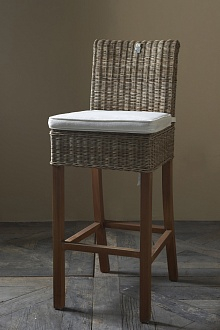 Барные стулья.