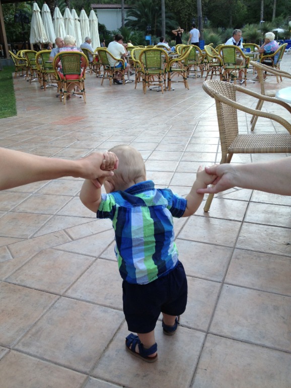 Андрюша, его родители и бабушка ездили на мооооре)