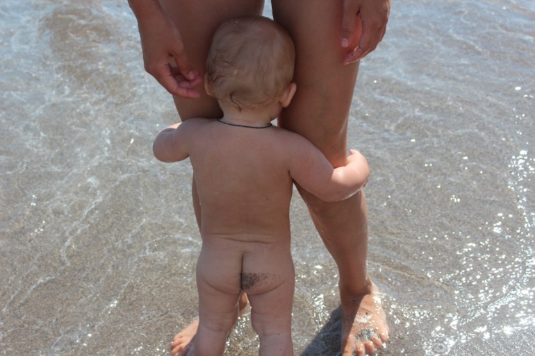 Андрюша, его родители и бабушка ездили на мооооре)