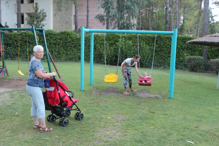 Андрюша, его родители и бабушка ездили на мооооре)