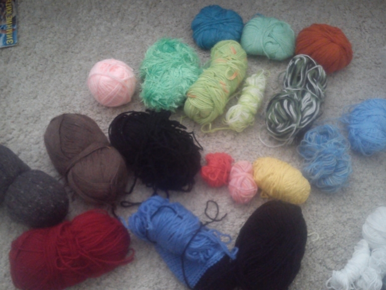 Хомка наводит порядок. Нужны идеи куда пустить пряжу)))