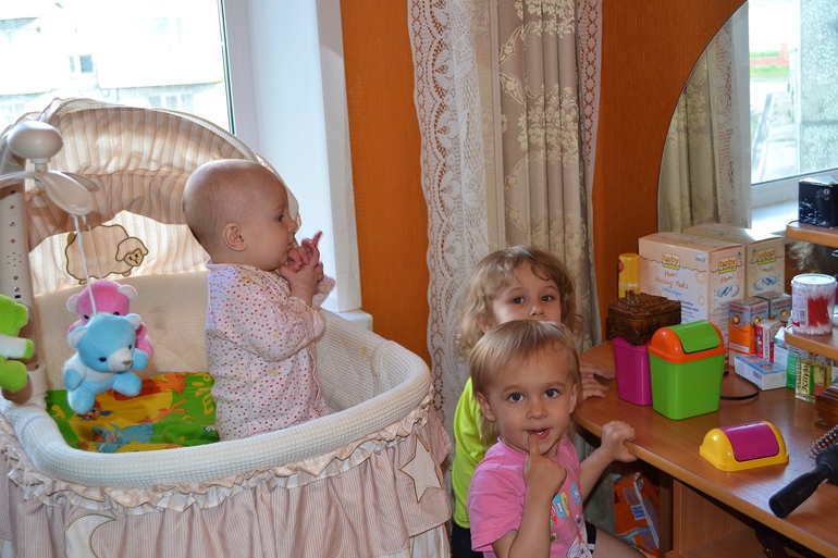 Сегодня ещё научилась сидеть на коленях без поддержки. Радует дочка уже 3 дня!:)