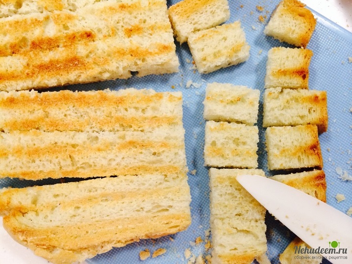 Салат с беконом, яйцом-пашот и гренками в сырно-чесночном соусе
