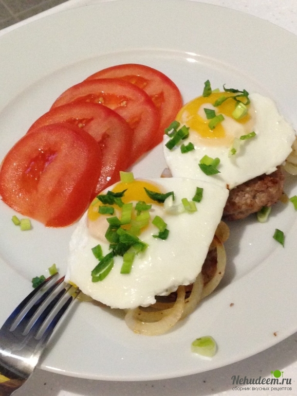 Рубленый бифштекс по-гольштейнски