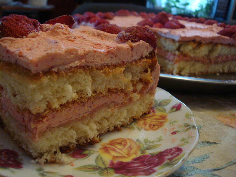 Бисквитный клубничный торт