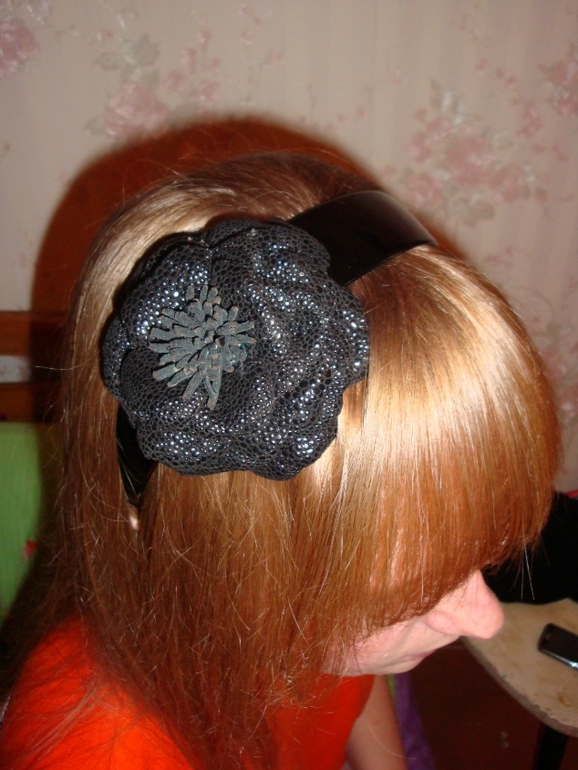 Обруч с розой из кожи