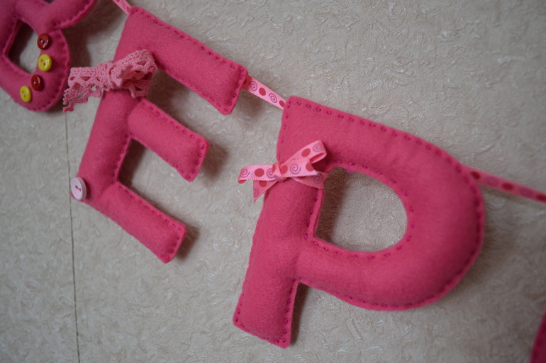 Приму заказ на изготовление именных гирлянд из фетра, которые станут прекрасным и милым урашением комнаты вашего крохи. А также изготовлю цифры из фетра с красивым хлопковым мешочком.