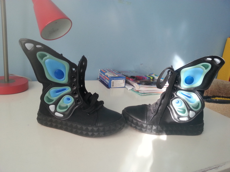 Кеды  с крыльями бабочки. размер 32. 800р