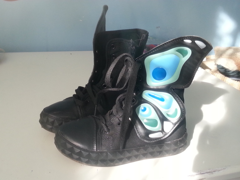 Кеды  с крыльями бабочки. размер 32. 800р