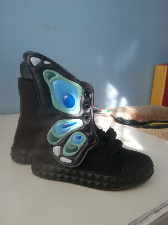 Кеды  с крыльями бабочки. размер 32. 800р