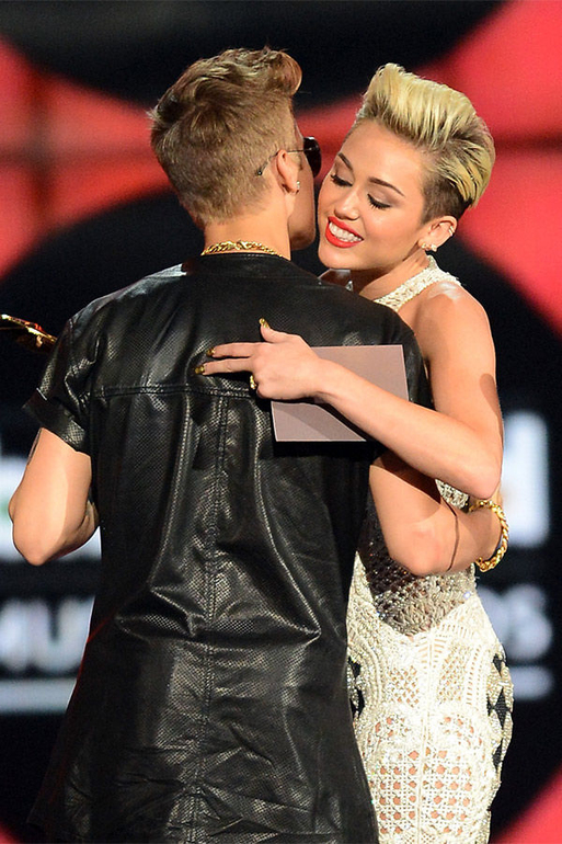 Джастин Бибер разбил сердце Селене Гомес, изменив ей с Майли Сайрус?