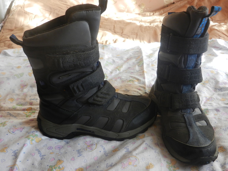 Отдам даром вещи и обувь, может кому-то надо. Самовывоз Капотня.Сапоги высокие -33 р.,вторые-34.куртка- рост 120.