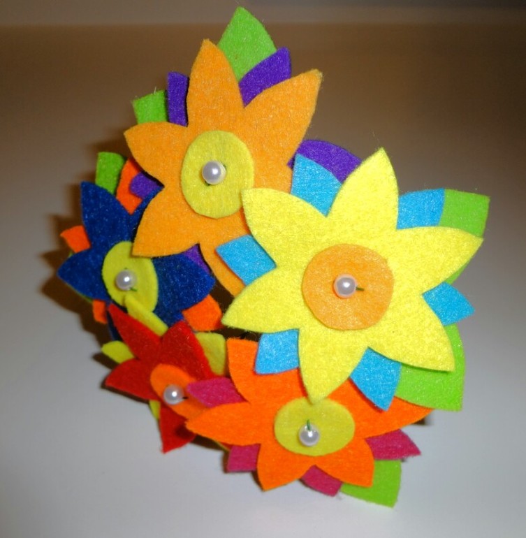 Букеты из фетра и пуговиц. Чудесный подарок на любой праздник:-)