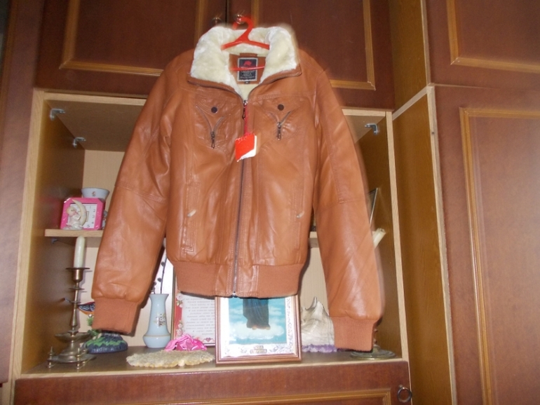 продам красивую осеннию куртку. р-р М цена 2000 руб.