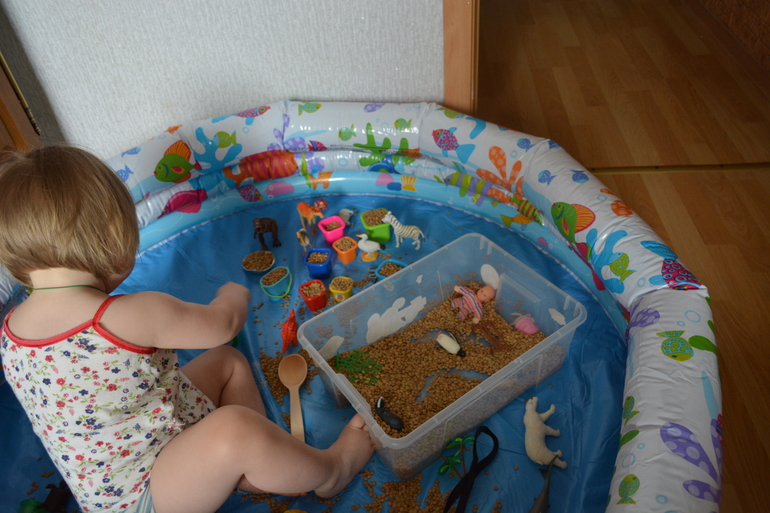 Надувной бассейн для игр с сыпучкой и рисования.