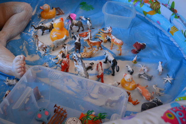 Надувной бассейн для игр с сыпучкой и рисования.