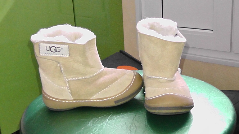 ТУФЛИ ТОТТО 22 размер, по стельке 14.5см. УГГИ австралия бежевые (новые) 21размер, по стельке 12см. УГГИ т. синие 21 размер, по стельке 12.5см. САНДАЛИИ ОРТОДОН В/Б 22 размер,  б/у по стельке 13см. ВСЕ В ОТЛИЧНОМ СОСТОЯНИИ!!!