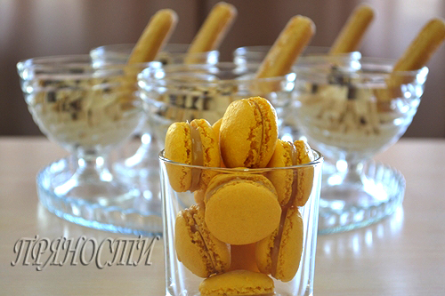 Макарунки и сливочно-кофейный крем с шоколадом .