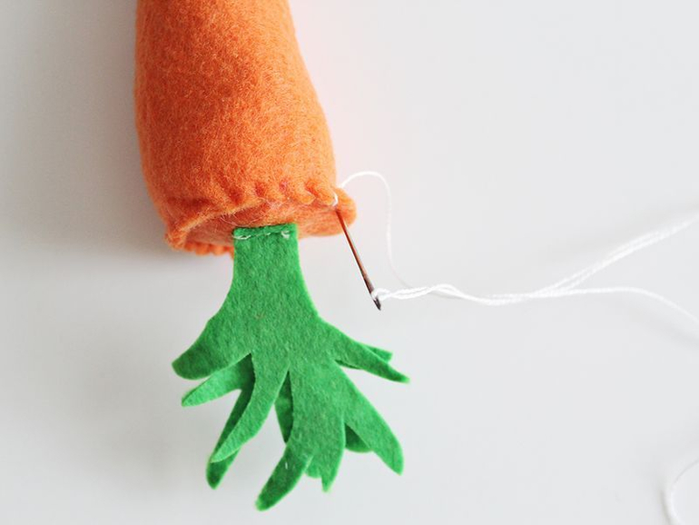 Фетровая грядка с ягодами и овощами