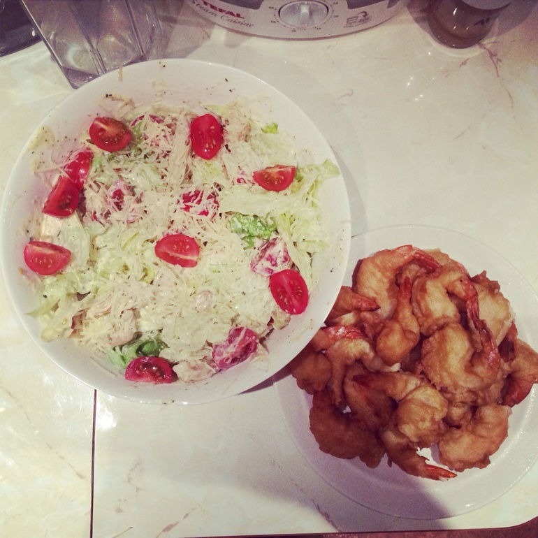 Цезарь и креветки в кляре! Ммм;)