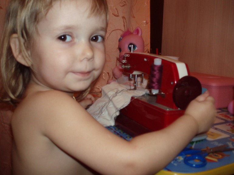 Маленькая рукодельница)))