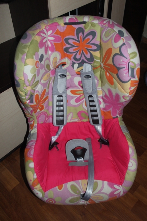 АВТОКРЕСЛО РОМЕР КИНГ СТЕЛЛА в идеальном состоянии Возрастная группа: с 8 месяцев до 4 лет. Для детей: 9-18 кг Благодаря новым системам натяжения ремней автокресла Romer King обеспечивают большую безопасность, так как они надежно монтируются на сидениях автомобиля. Таким образом, автокресла Romer King оснащаются целым рядом дополнительных функций, которые обепечивают максимальный комфорт и оптимальное удобство в обращении. В модели Romer King TS plus, в отличии от Romer King TS ремни регулируются по высоте, с фиксацией в семи пложениях с помощью внешнего регулятора. Характеристики и особенности автокресла Romer King TS: Высокие боковины и глубокая чаша автокресла Romer King обеспечивают оптимальную защиту при боковых столкновениях Система 5-точечных ремней с централизованной регулировкой длины ремня одним движением Красивый и функциональный замок безопасности автокресла Romer King для 5-точечной системы ремней Специальные подкладки для плеч уменьшают нагрузку в зоне шеи и головы Вентиляционные каналы в области спины для создания хорошего микроклимата Крепления для размещения плечевых ремней сбоку Вставка для сиденья/подголовник Съемный и моющийся чехол с мягкой подкладкой, хорошо совместимый с кожей Одним движением руки позиция автокресла Romer King последовательно переводится из положения СИДЯ в положение ДЛЯ ОТДЫХА и далее положение ДЛЯ СНА Автоматическая система натяжения ремней Быстро и легко фиксируется на сидении автомобиля сейчас такое новое стоит более 10000р