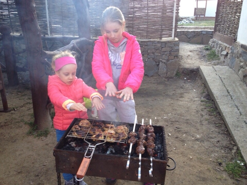 Жарим шашлычки!