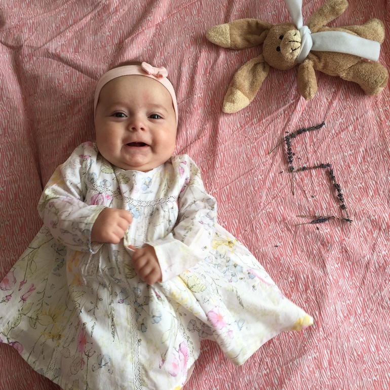 Принцесса месяца. Фотосессия 5 месяцев. 5 Месяцев доченьке. Нашей принцессе 5 месяцев. Маленькая принцесса 3 месяц.