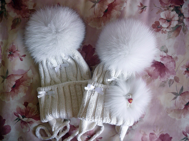 Шапочки с мех помпонами, детские и взрослые, итальянский меринос, машинная и ручная вязка на заказ