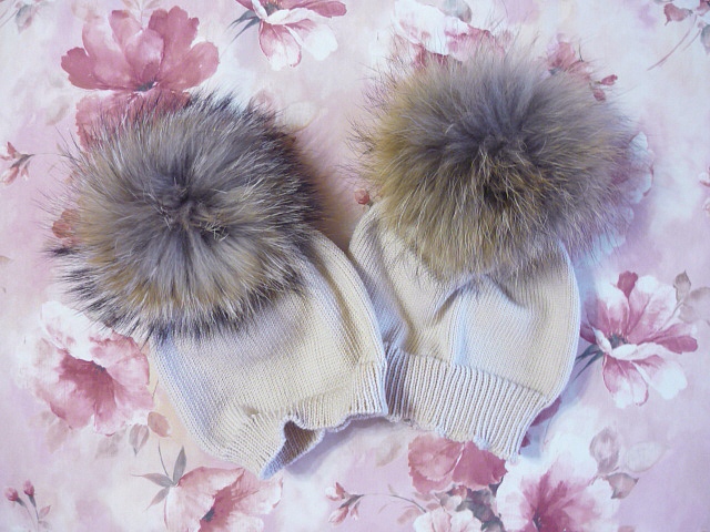 ЖЕНСКИЕ ШАПКИ c мех помпонами, В НАЛИЧИИ и на заказ