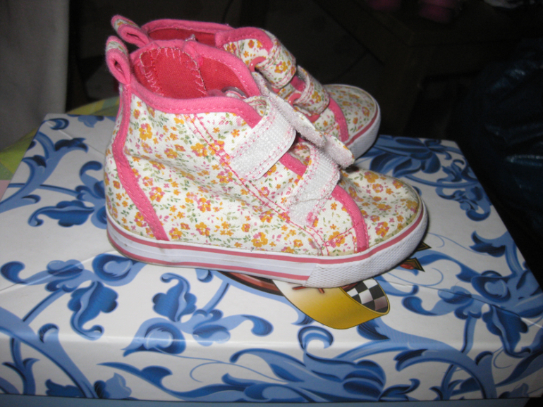 ПРОДАМ МНОГО ОБУВИ НА ДЕВОЧКУ ДО 3-х ЛЕТ CROCS ,SUPERFIT