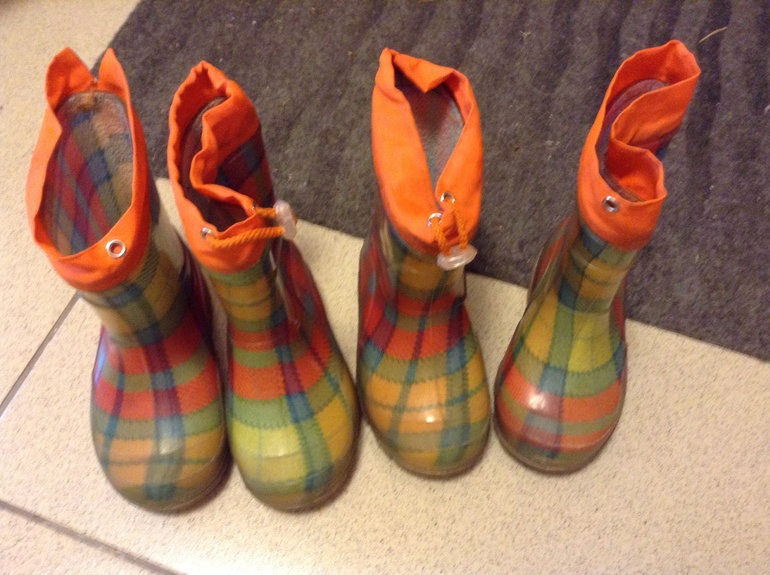 Отдам разную обувь для двойняшек