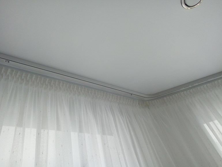 Натяжные потолки и шторы на потолочном карнизе фото