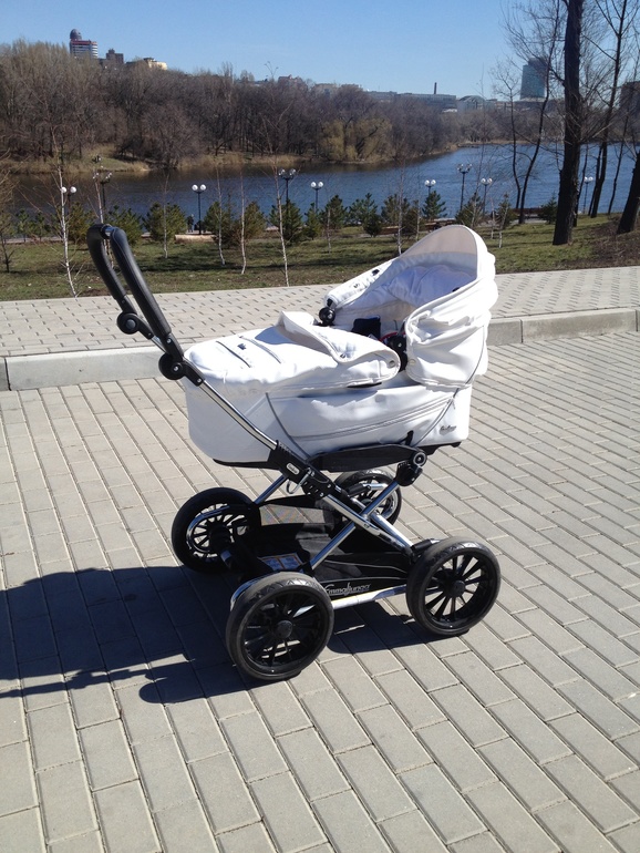 Колясочкой довольна!!! Эммалюнга))