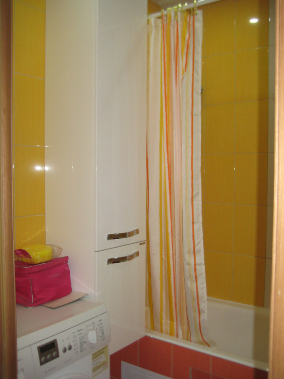 Яркая бодрящая ванная комната