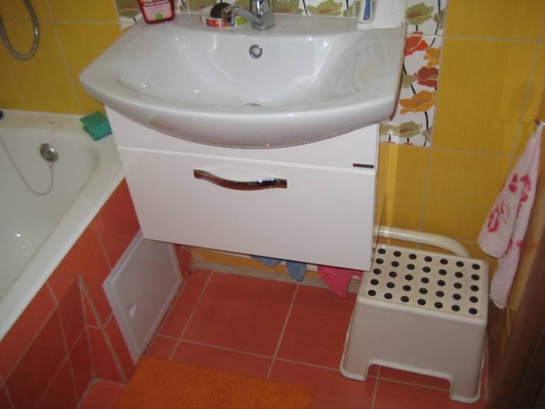 Яркая бодрящая ванная комната