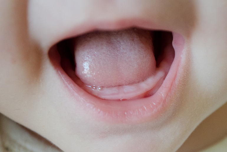 Когда у детей появляются первые зубы?